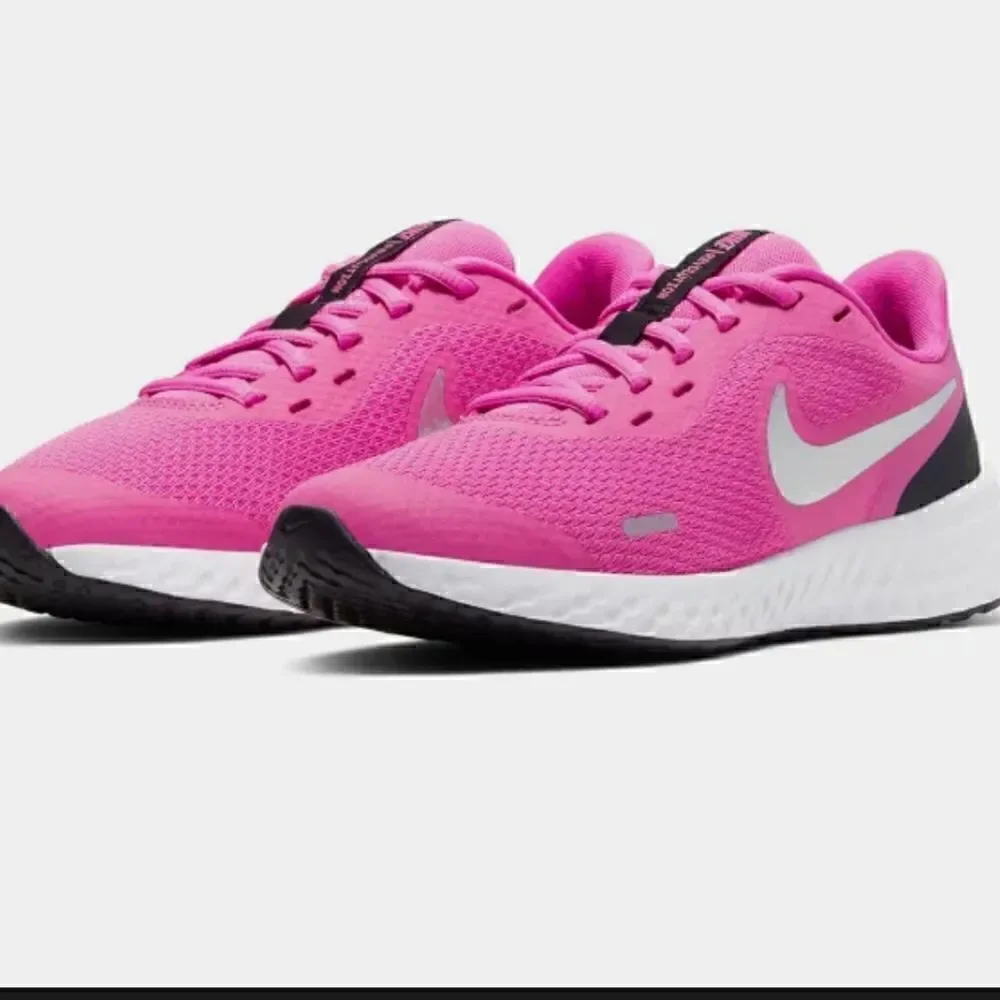 NWOT NIKE pink/black 5Y shoes